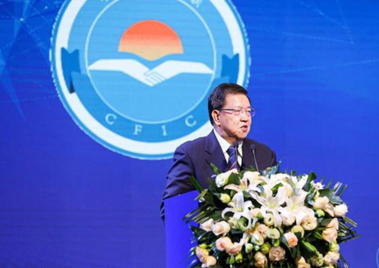 12月14日，龙永图出席“2020年贵州省工商联青年企业家委员会总结大会暨民营企业传承论坛峰会”