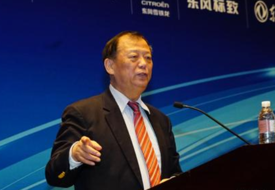 4月18日，姚景源出席“2021中国（上海）智能与新能源汽车峰会”