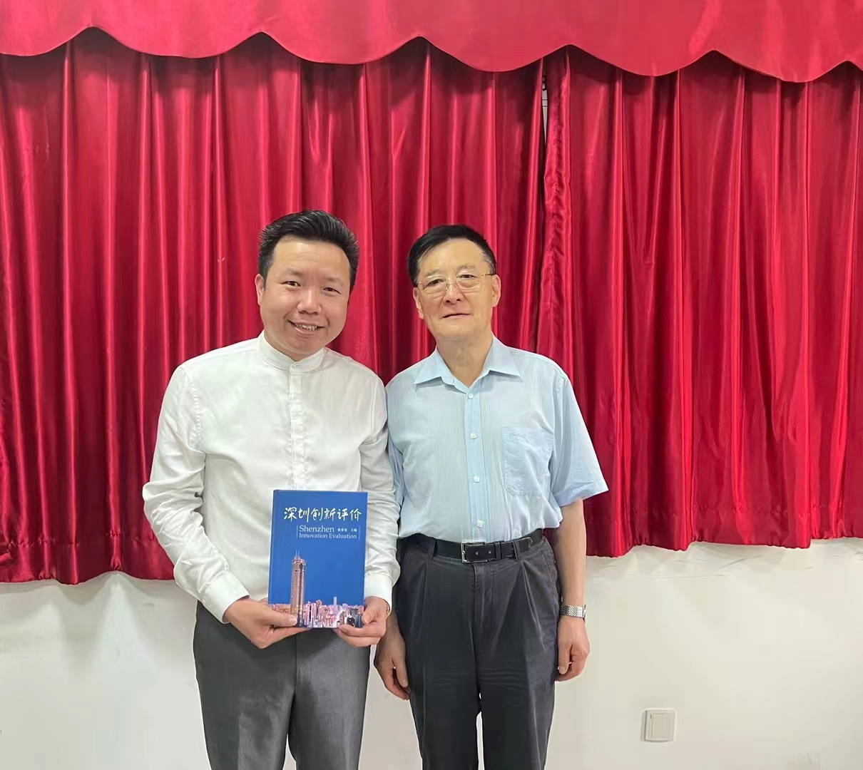 强国智库执行主任李学武拜会科技部原副部长，现任国际欧亚科学院中国中心副主席张景安院士，张部长赠新作——《深圳创新评价》！